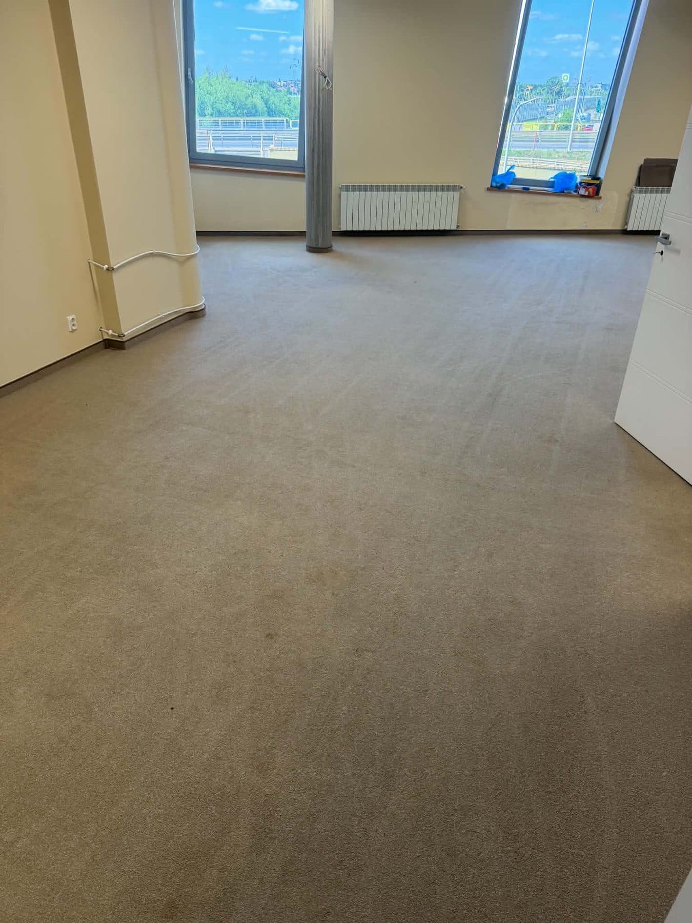 Przestrzeń biurowa po praniu wykładziny